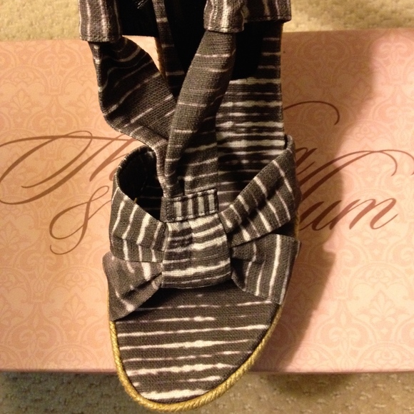 Theodora & Callum for Stuart Weitzman - Picture 7 of 7